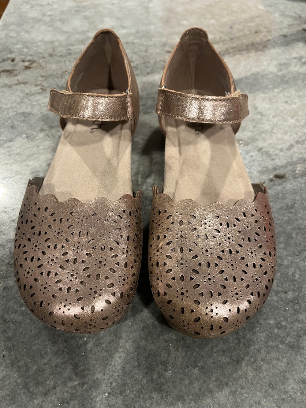 Earth Metallic Bronze Mary Jane Dress Shoes with Laser Cut Floral Design 7 1/2W